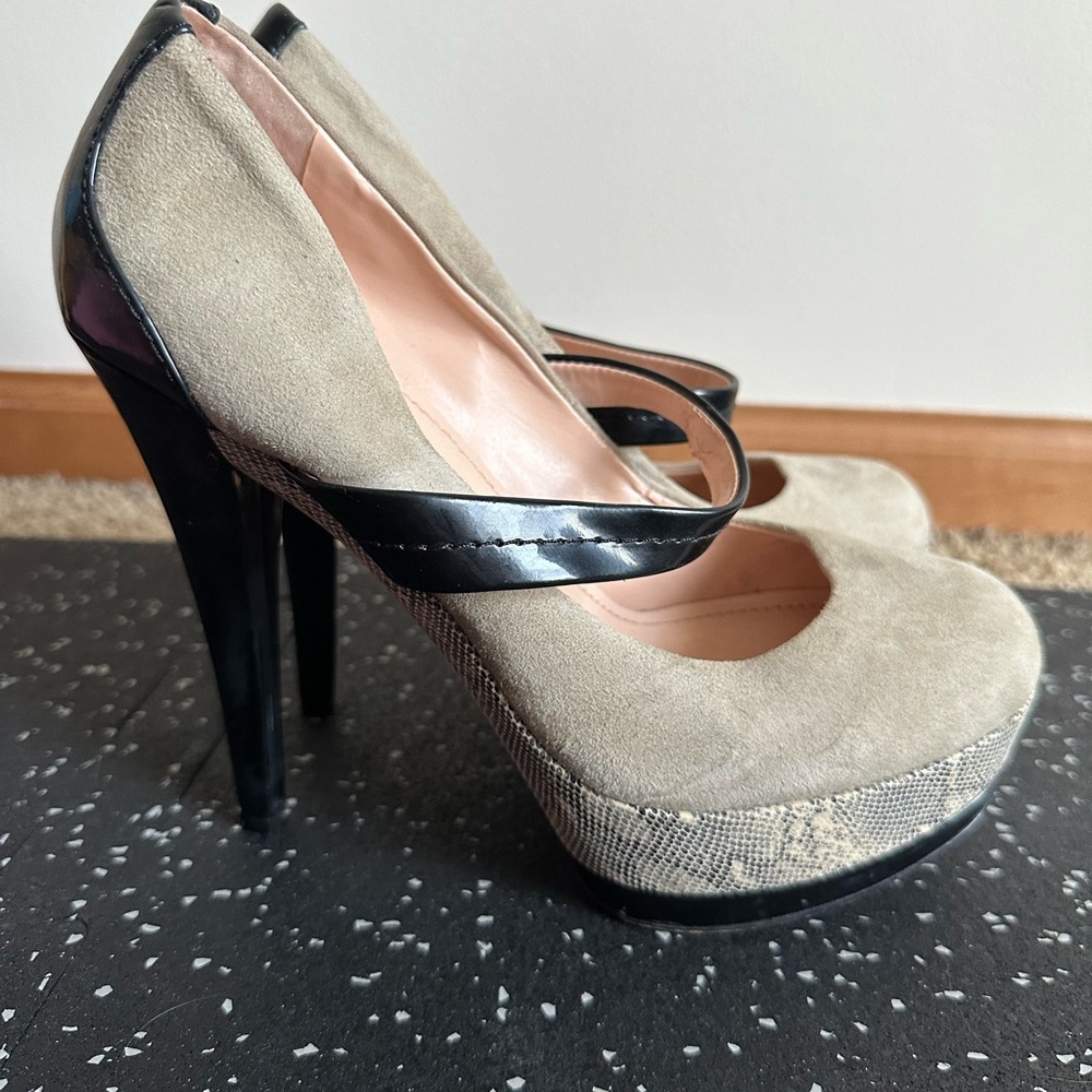 Jessica Simpson pumps. Size 8